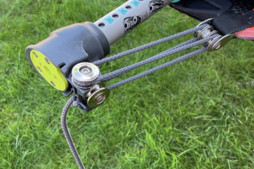 Once looped or triple-threaded, regardless of whether the pulley block is horizontal (in the photo) or rotated by 90 degrees (next photo) - the Uni.XT is always compatible, regardless of which sail brand you use it with.