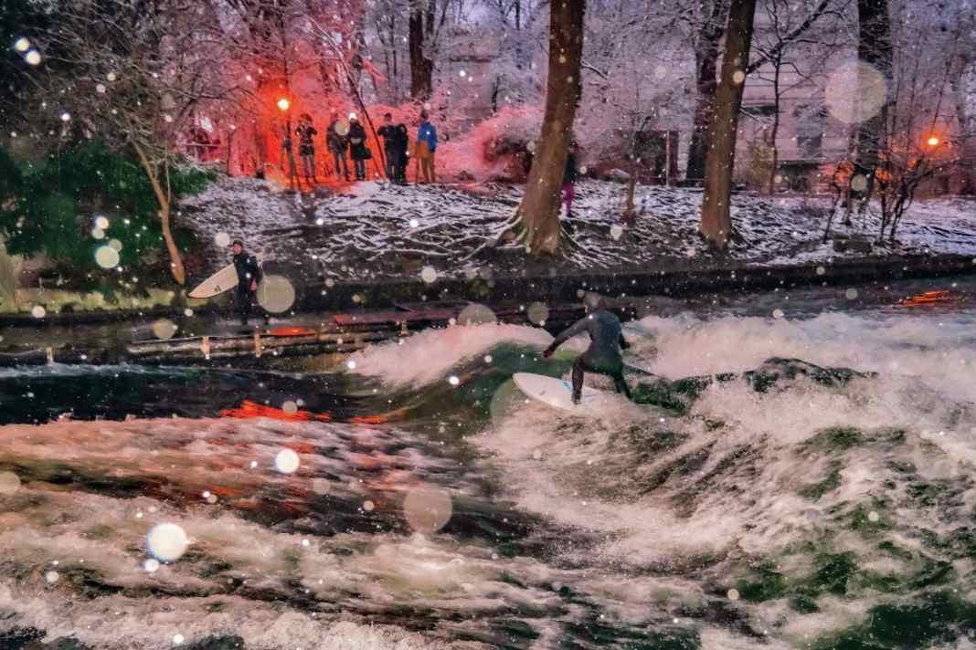 World-famous – the Eisbach wave in the English Garden