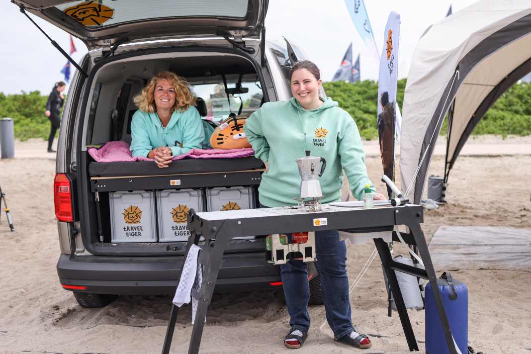 Das Team von Travel Tiger war auch beim Surf-Festival dabei und hat das Küchen- und Schlafmodul gezeigt