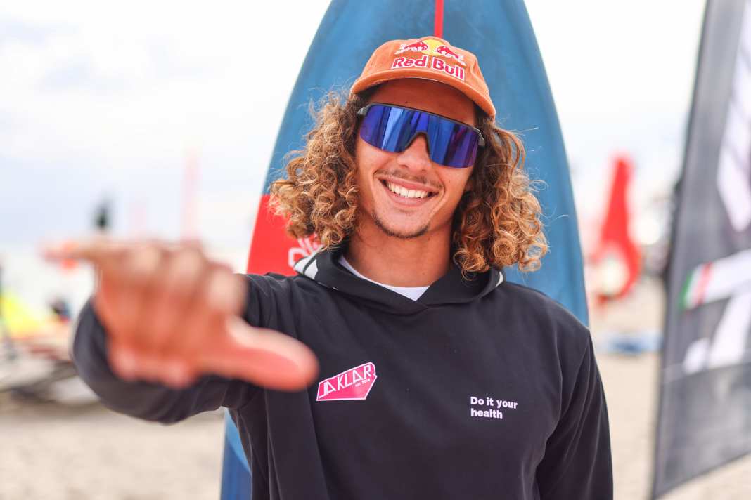 Der Freestyle-Weltmeister aus 2024 fliegt diesen Sommer mit einem klaren Plan nach Gran Canaria: Freestyle noch stärker in die Welle bringen und gleichzeitig sein Waveriding auf ein neues Level heben.