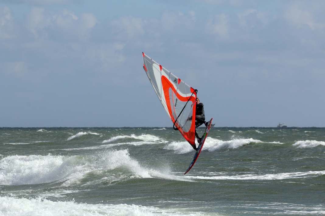 Offers moderate wave conditions in westerly winds – Blåvand