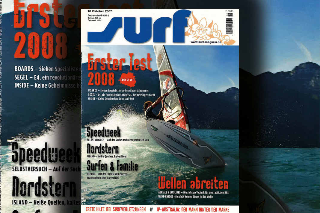 In keeping with the freestyle test in the magazine, surf editor Steve Chismar celebrates a Willy Skipper on the cover, photographed by test colleague Stephan Gölnitz