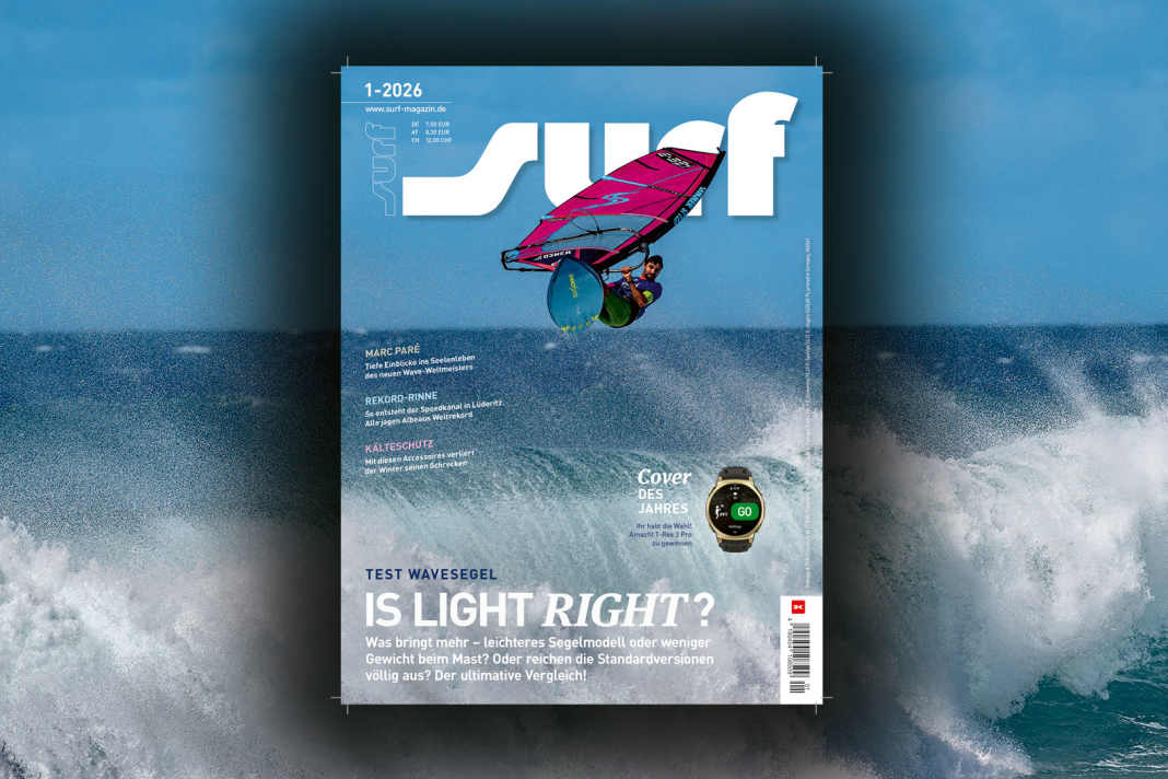 Sprung über die Hookipa-Walze: Wve-Weltmeikster Marc Paré auf dem Cover von surf 01/2026, fotografiert von Fish Bowl Diaries