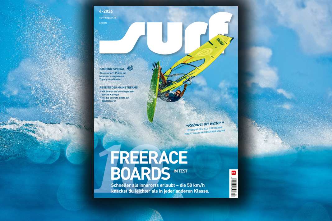 Marcilio Browne verdreht sich auf dem Cover von Ausgabe 4/2026 über einer Hookipa-Welle, fotografiert von Fish Bowl Diaries
