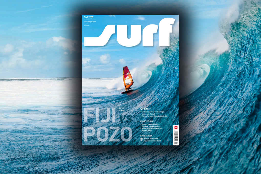 Robby Swift entflieht auf dem surf-Cover knapp der Tube in Cloudbreak, fotografiert von Malte Øgelund
