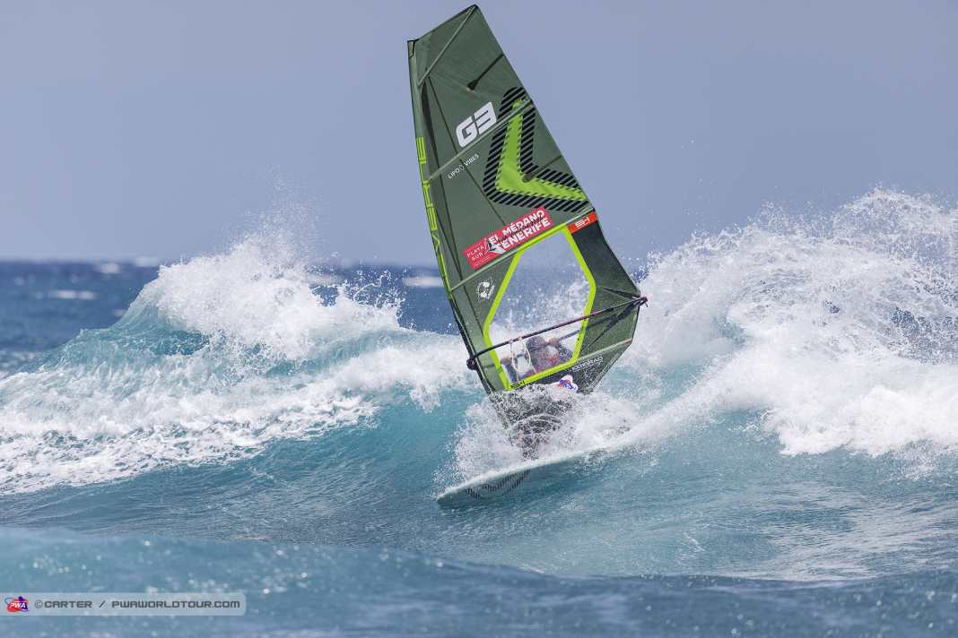 Lina Erpenstein slashes the waves of El Cabezo.