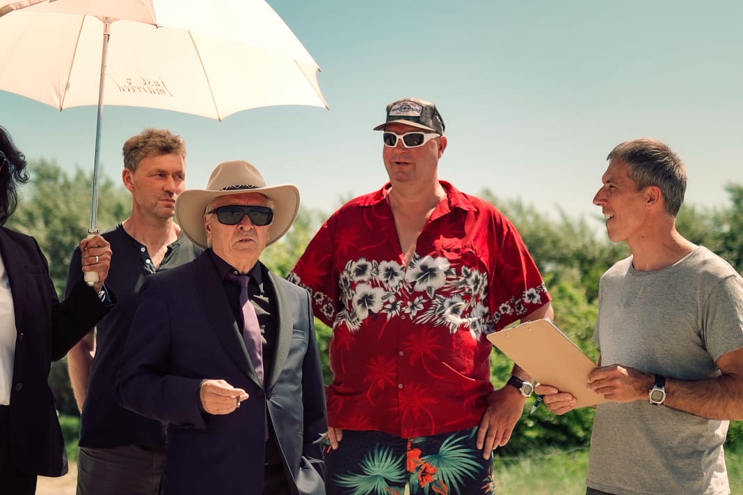 "The Investor" (Henry Hübchen, ein Freund des Surfcenters Wustrow) übernimmt im Film das Surfcenter Wustrow...