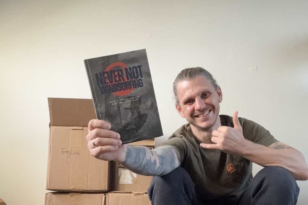 With "Never not Windsurfing", Sascha Lange wants to prove that windsurfers over 40 don't have to be old hat.