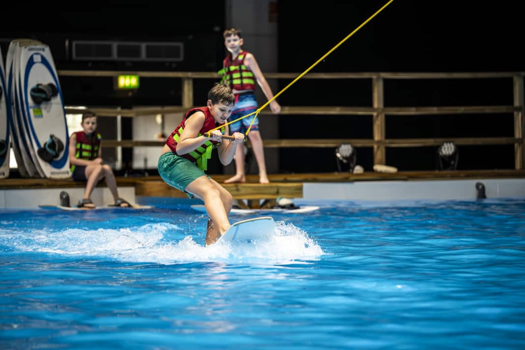 Schülerinnen und Schüler können auf der boot Düsseldorf verschiedene Wassersportarten ausprobieren und kennnen lernen. In der Halle 17 können sie täglich Skimboarden, Wakeboarden oder SUP fahren.