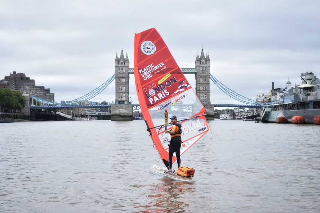 Windsurdfer vor der Towe Bridge: Merijn Tinga ist von Oslo nach London und von dort wiederum nach Paris gesurft