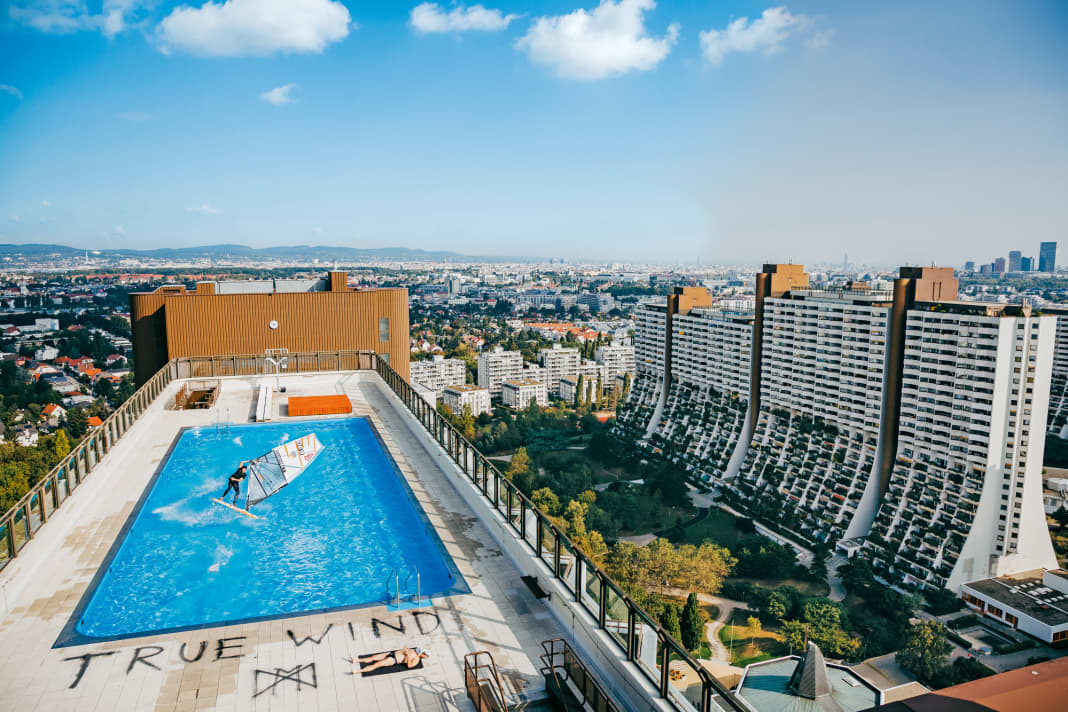 Max Matissek im Pool über Alt Erlaa