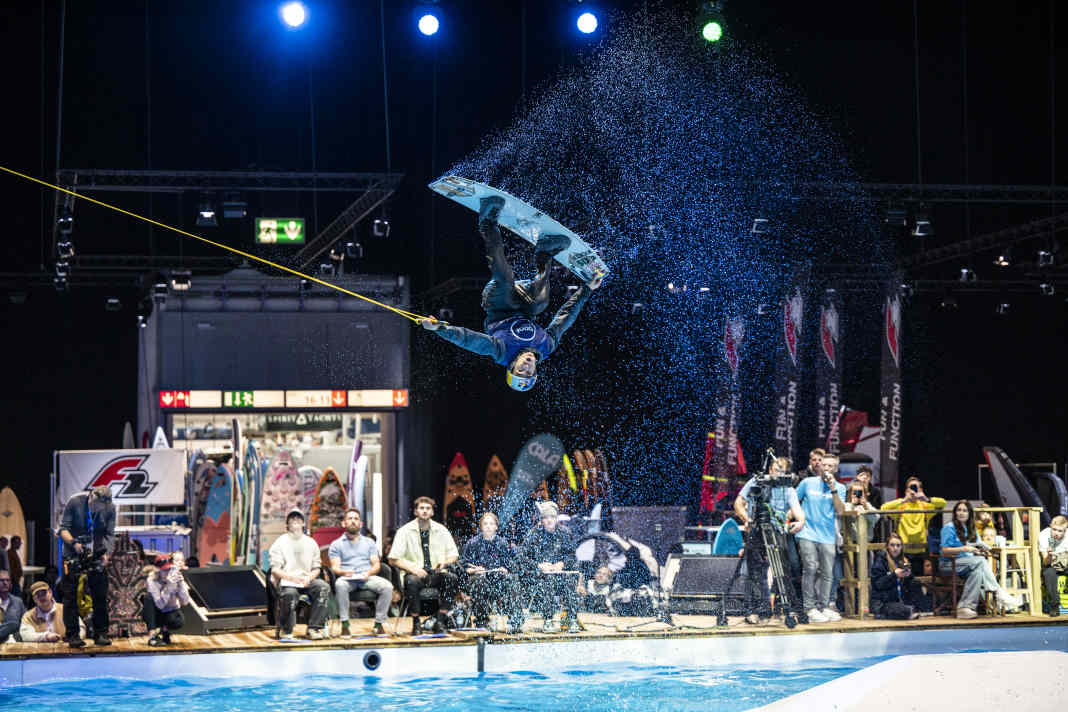 Die „Pooltastic Wakeboard Masters – boot Düsseldorf 2026“ bringen, begleitet von DJs, die Besucher der Halle zum Jubeln und sorgen für ordentlich Spritzwasser.