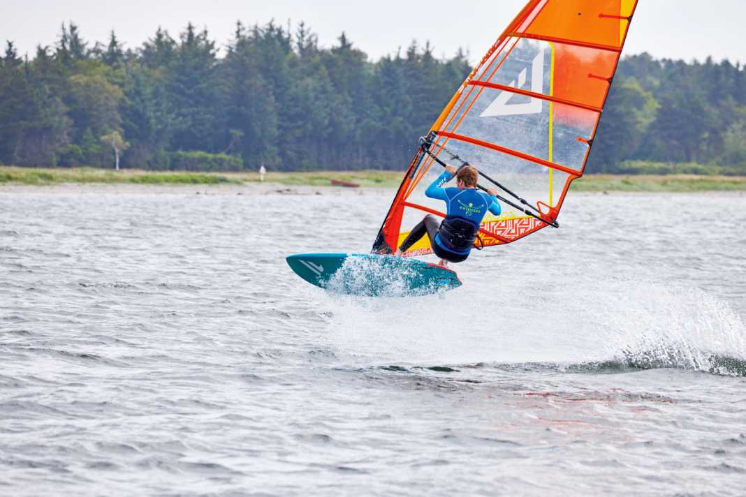 Springen ist der Traum vieler Aufsteiger beim Windsurfen - wir zeigen, wie Ihr abhebt!