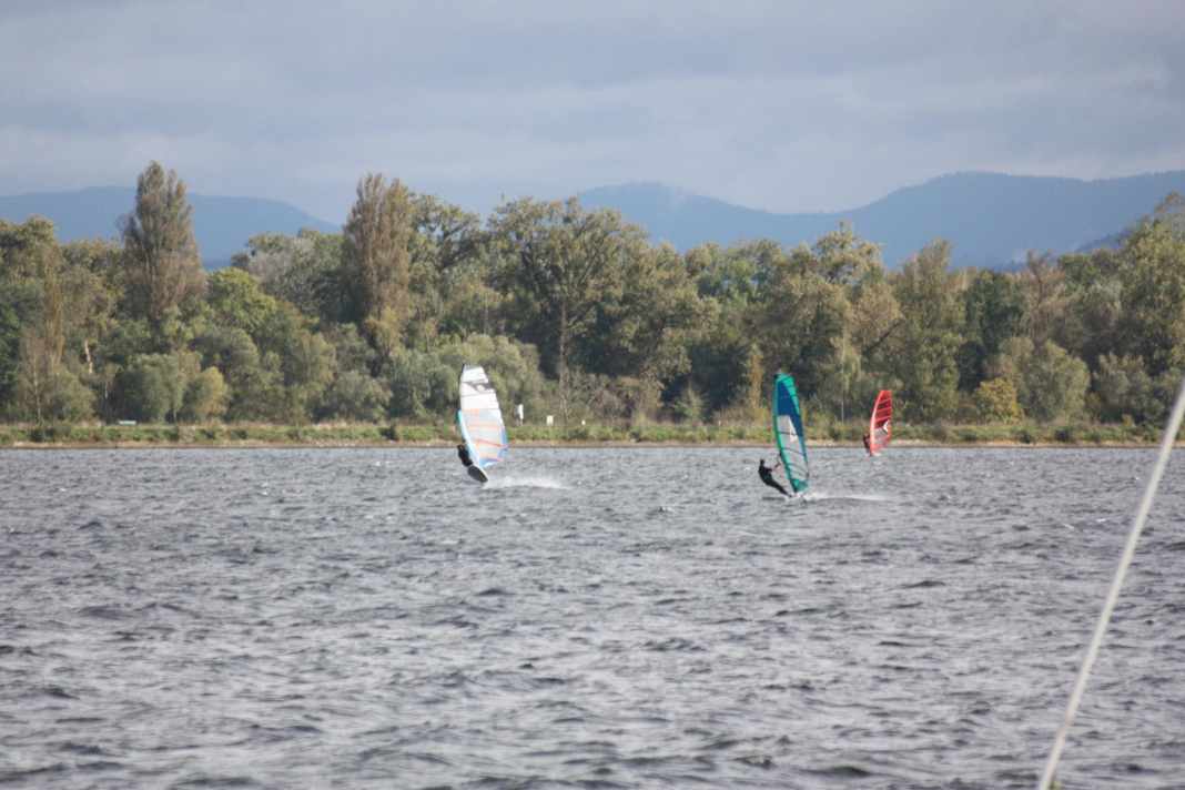 Das Plobsheimer Becken nahe Straßburg ist das Heimat-Revier vieler Windsurfer und Wingfoiler