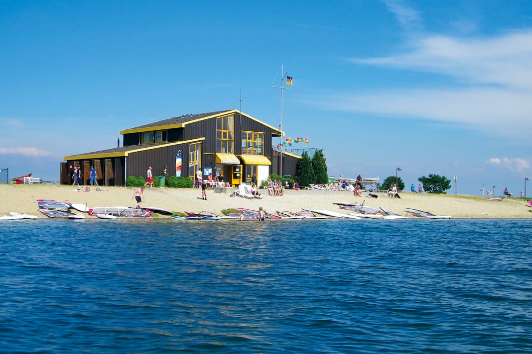 Beeindruckendes Setup – so wie hier beim Windsurfclub Emsland bieten auch andere Clubs eine perfekte Basis, um nach dem Surfkurs im Urlaub am Ball zu bleiben.