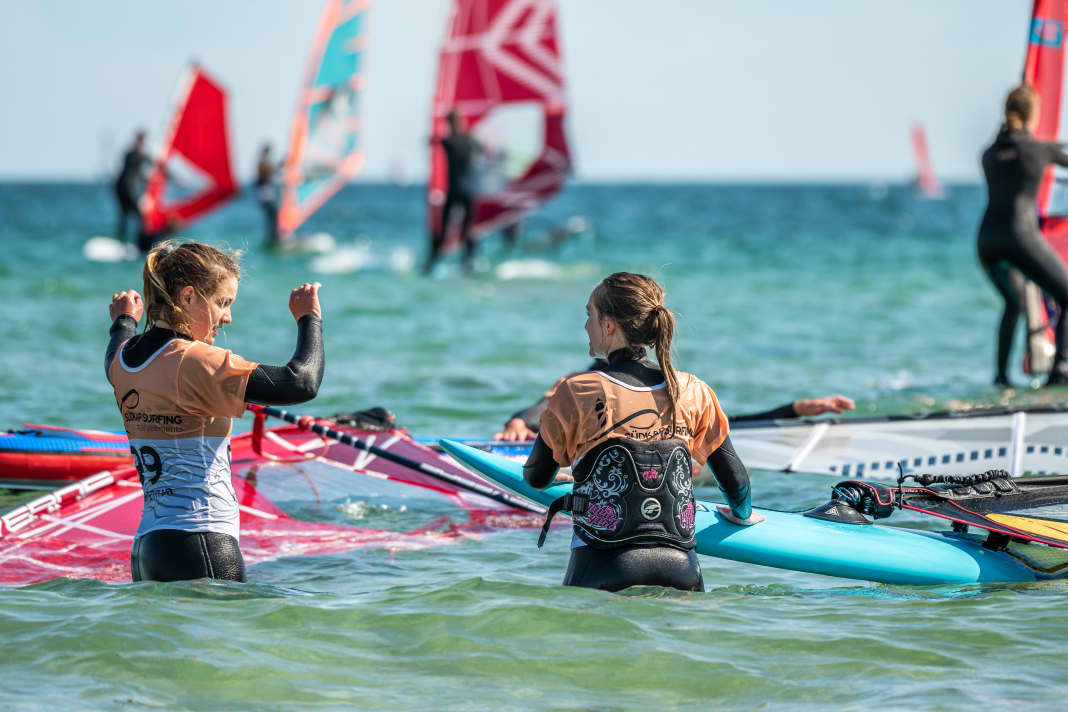 Profi-Windsurferin Lina Erpenstein steht ihren Teilnehmerinnen mit Tipps und Tricks zur Seite.