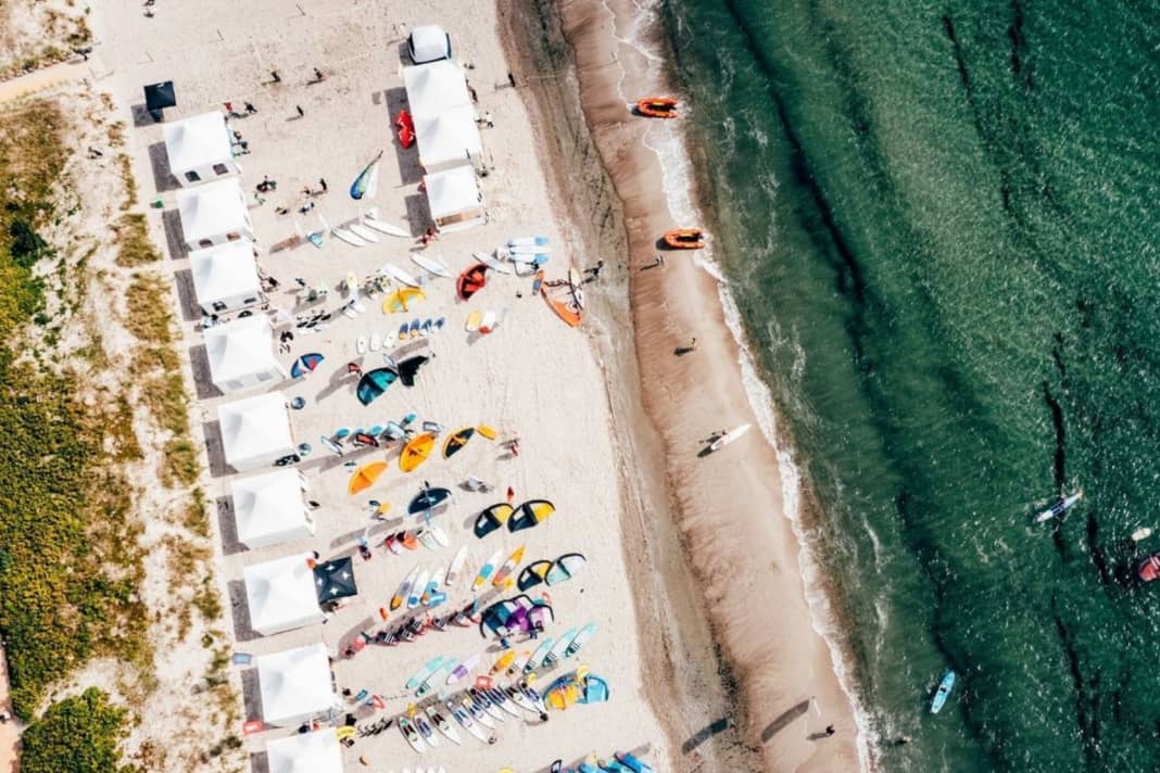 Das SUP & Wingfoil Festival findet am Südstrand auf Fehmarn statt