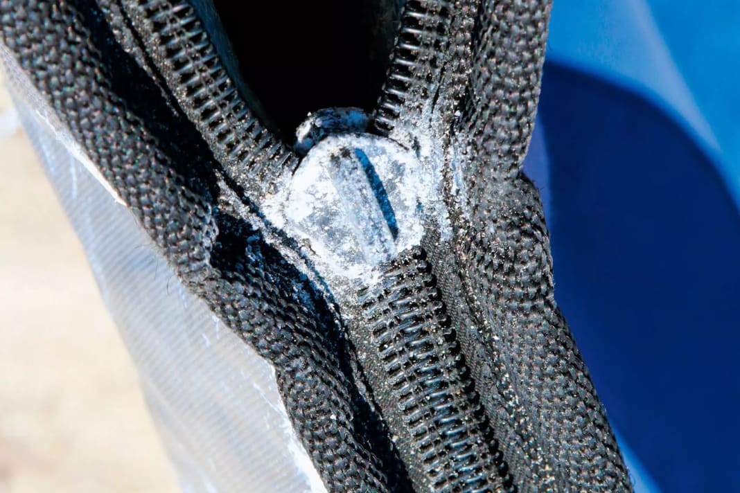 Salz und Feuchtigkeit haben das Aluminium des Schlittens korrodieren lassen. Wer Zeit und Muße hat, sollte mit etwas Kriechöl, Essigreiniger und Zange bewaffnet vorsichtig versuchen, den alten Schlitten wieder gangbar zu machen. Gelingt dies nicht oder er bricht ab, muss man den Schlitten tauschen.