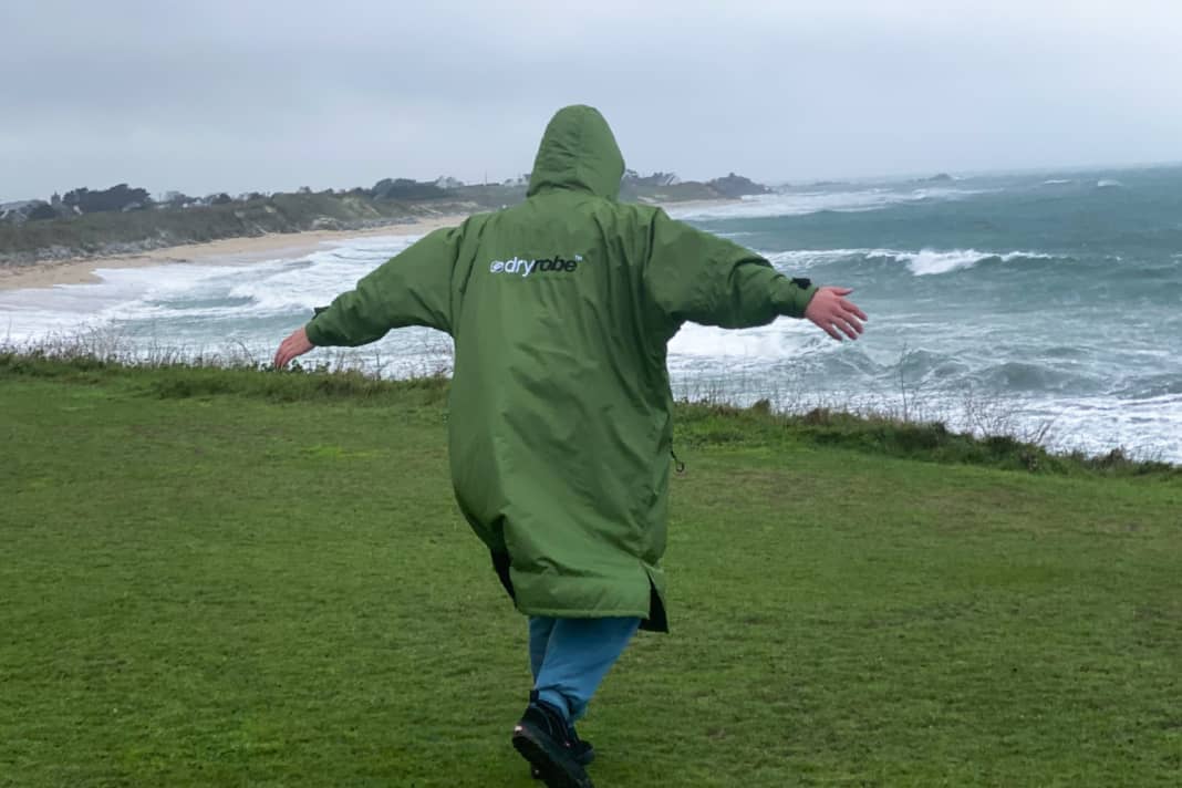 Wasser perlt außen am dryrobe-Poncho komplett ab.