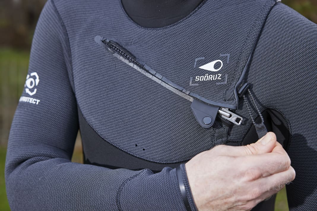 The Soöruz winter neo can be tightened on the chest using a drawstring