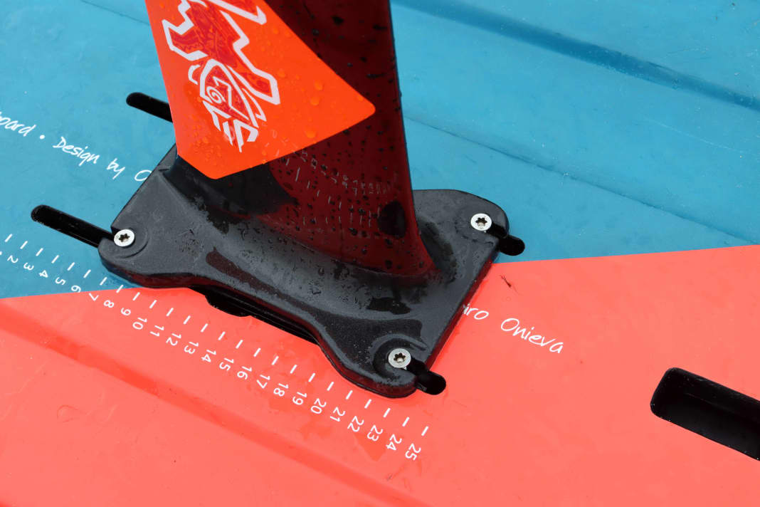 The screws do not need to be removed to mount the mast in the box