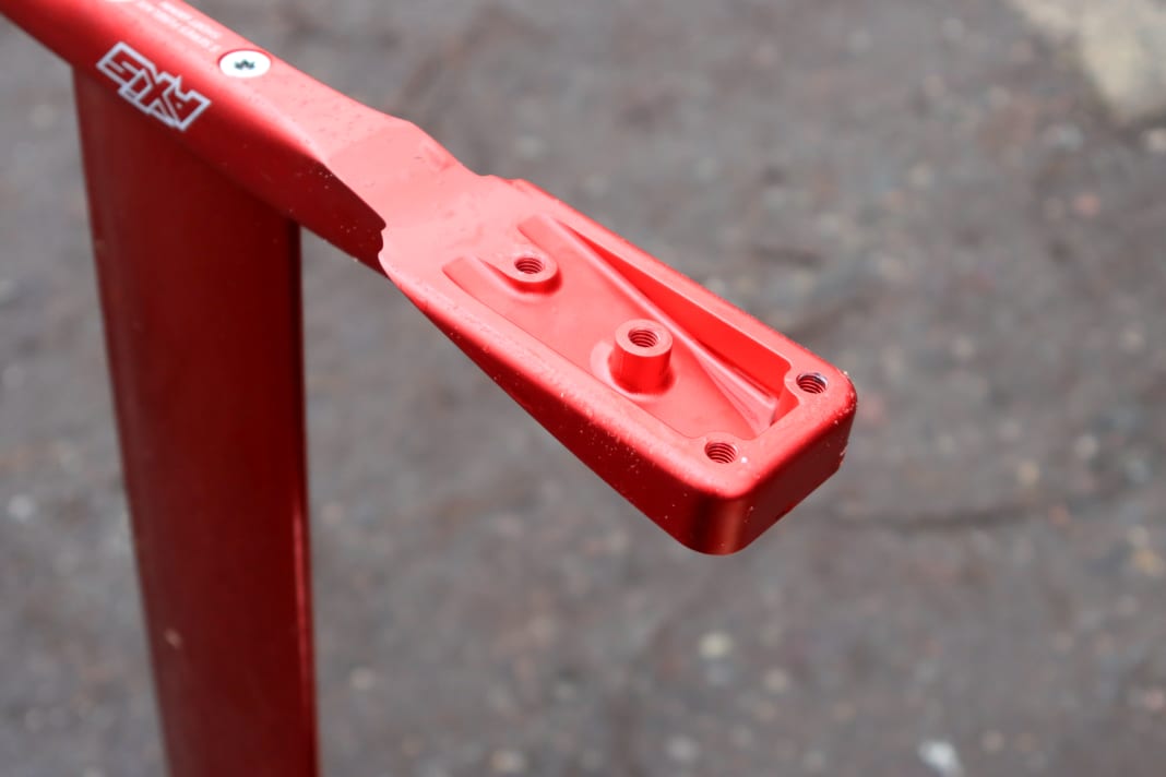 The contact surface of the front wing has been widened, four screws fix the front wing to the fuselage