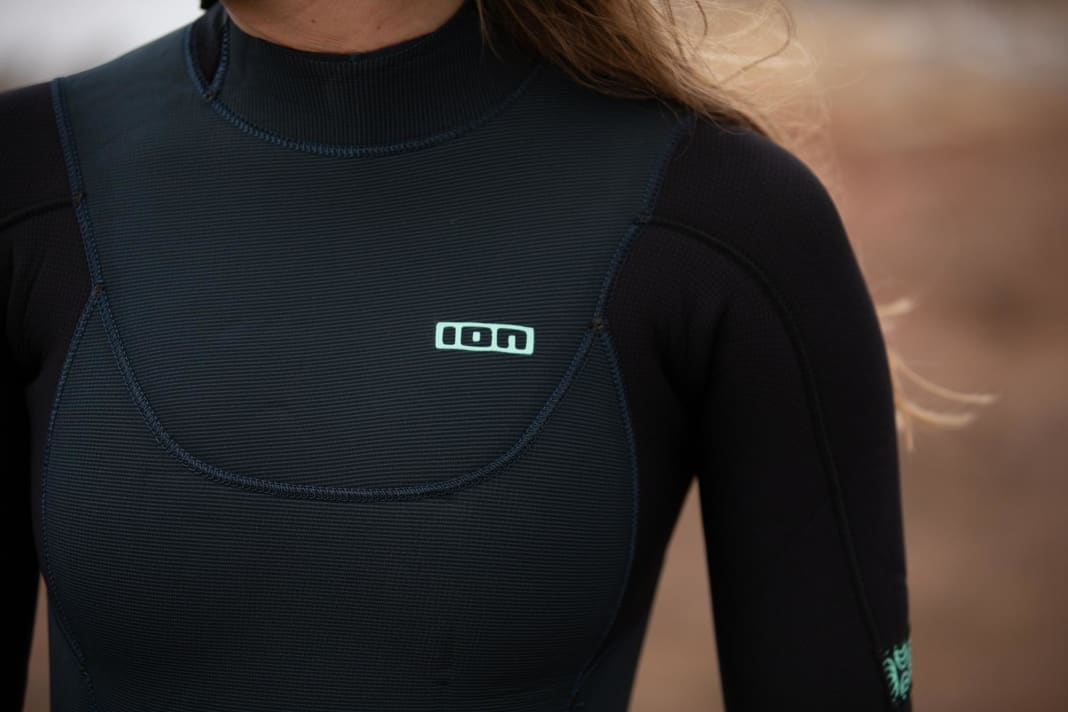 The Amaze Select BZ comes with a back zip