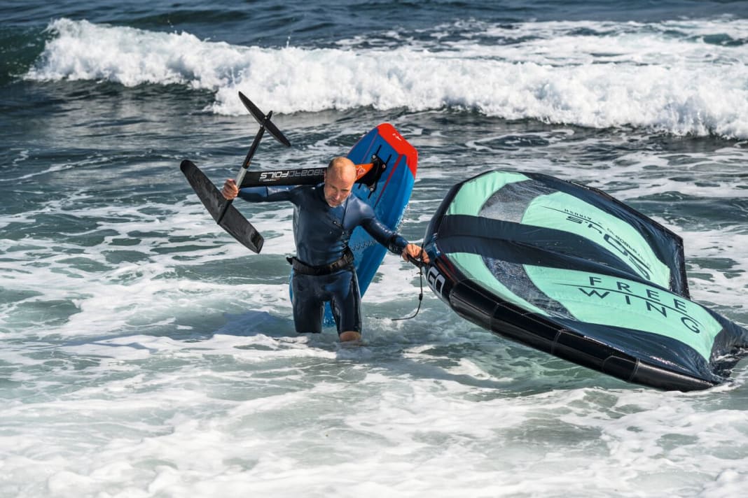 When landing, you should get off in good time and carefully push the board into shallower water. The board is then shouldered again in waist-deep water