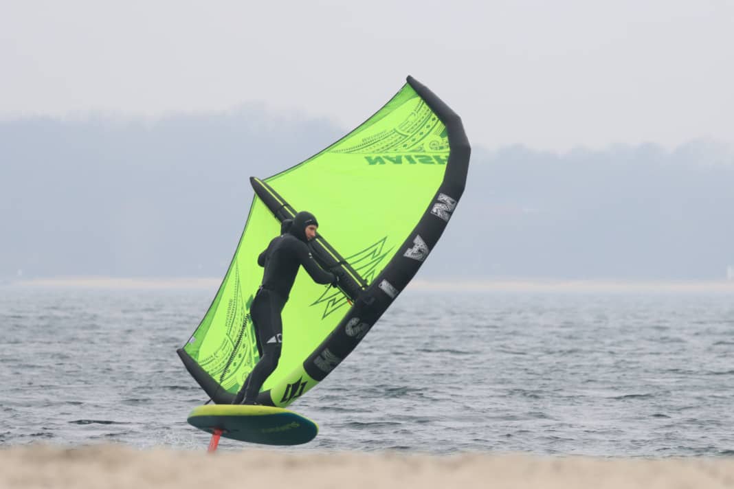 Test: Naish Matador LT - powerful wing with new grip system | SURF