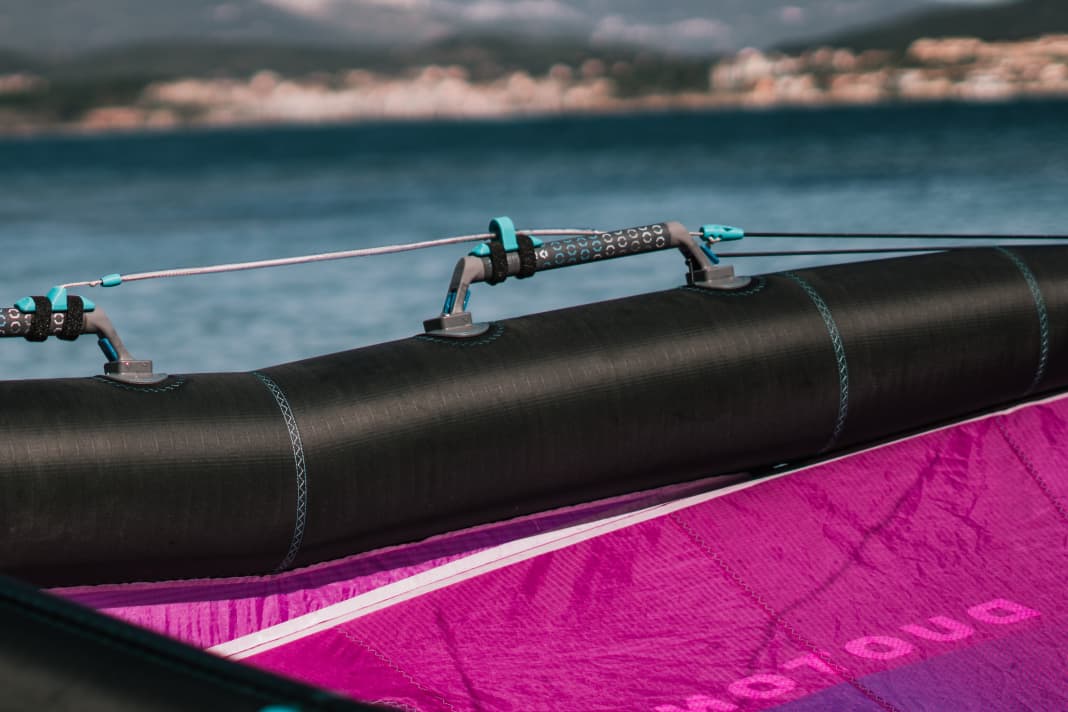 The "Artness" system is a retractable trapeze rope for the wing. Two clamps are attached to the handles and an elasticated rubber cord runs to the rear.