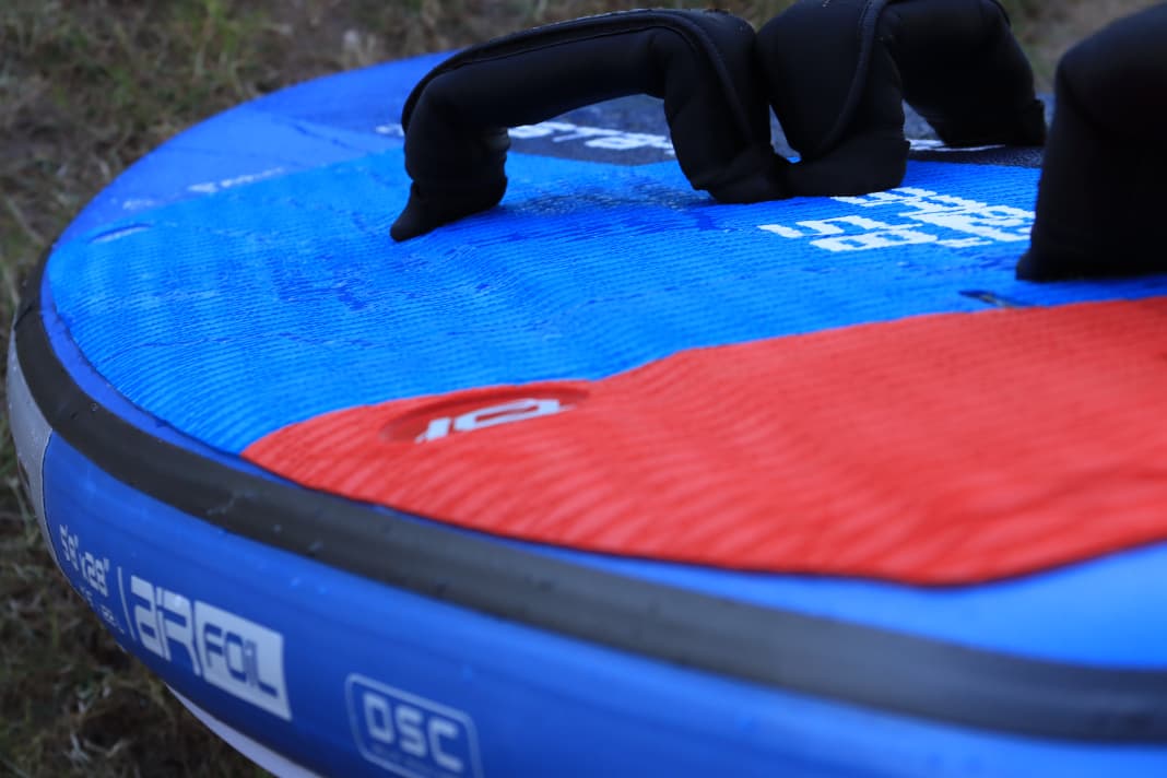 Beim Starboard Air Foil Inflatable sitzt eine feste Platte auf einem größeren, aufblasbaren Rumpf