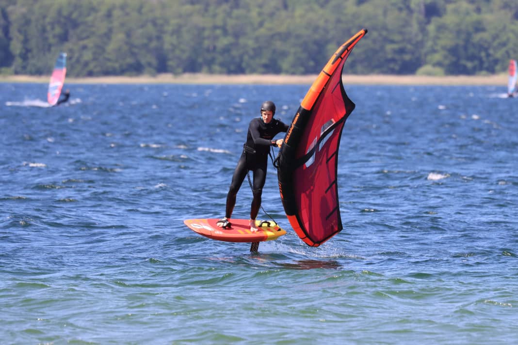 In foil manoeuvres, the board hangs very compactly and agilely on the foot