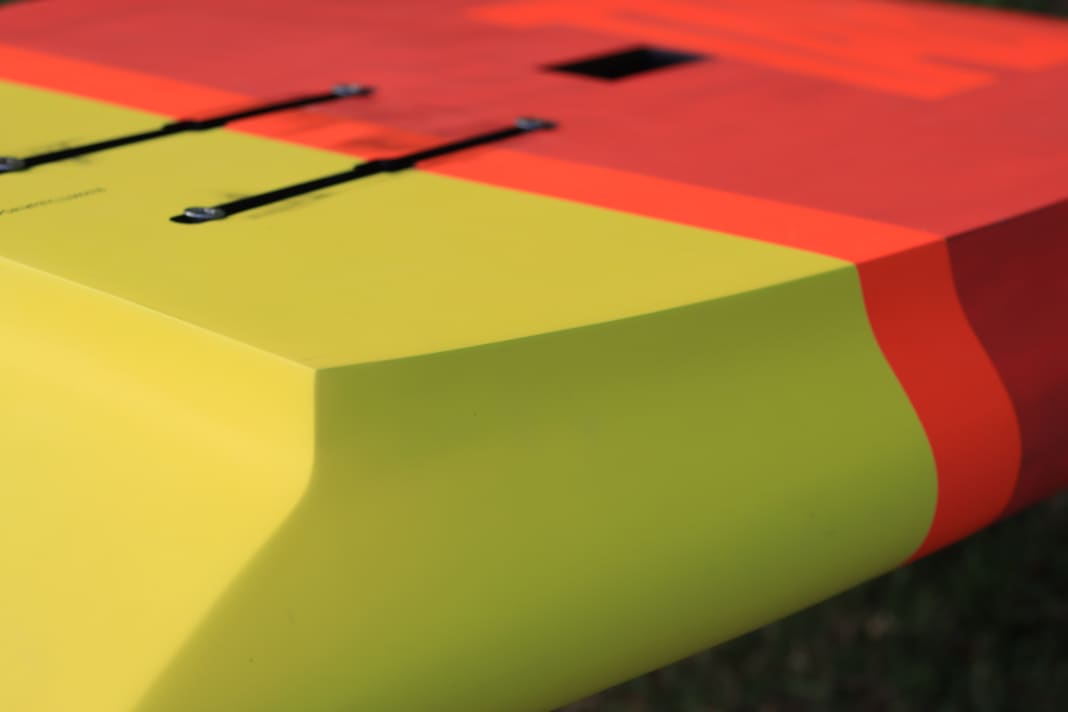 Im Heck hat das Board sehr scharfe Abrisskanten