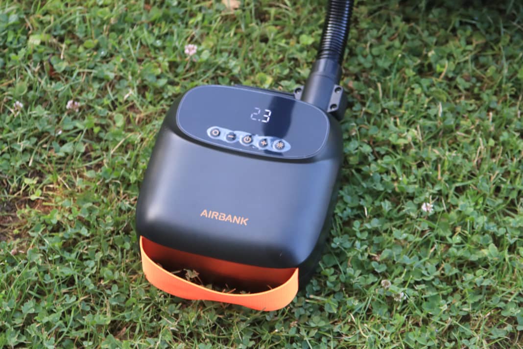 Thanks to an integrated rechargeable battery, the pump can also work without a direct power supply