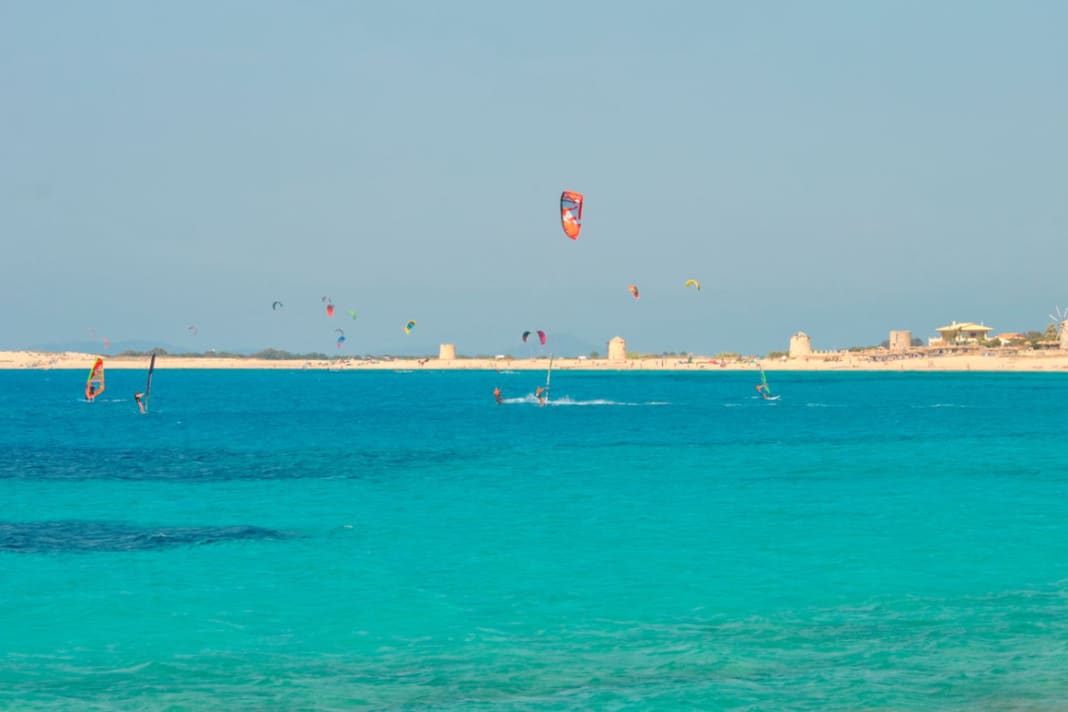 Am Milos Beach gibt's beinahe karibische Wasserfarben...