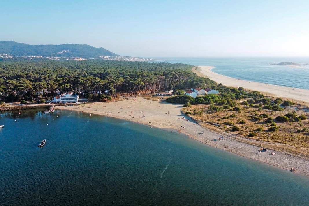 In Moledo trennt eine Landzunge eine Lagune von wilden Atlantik ab