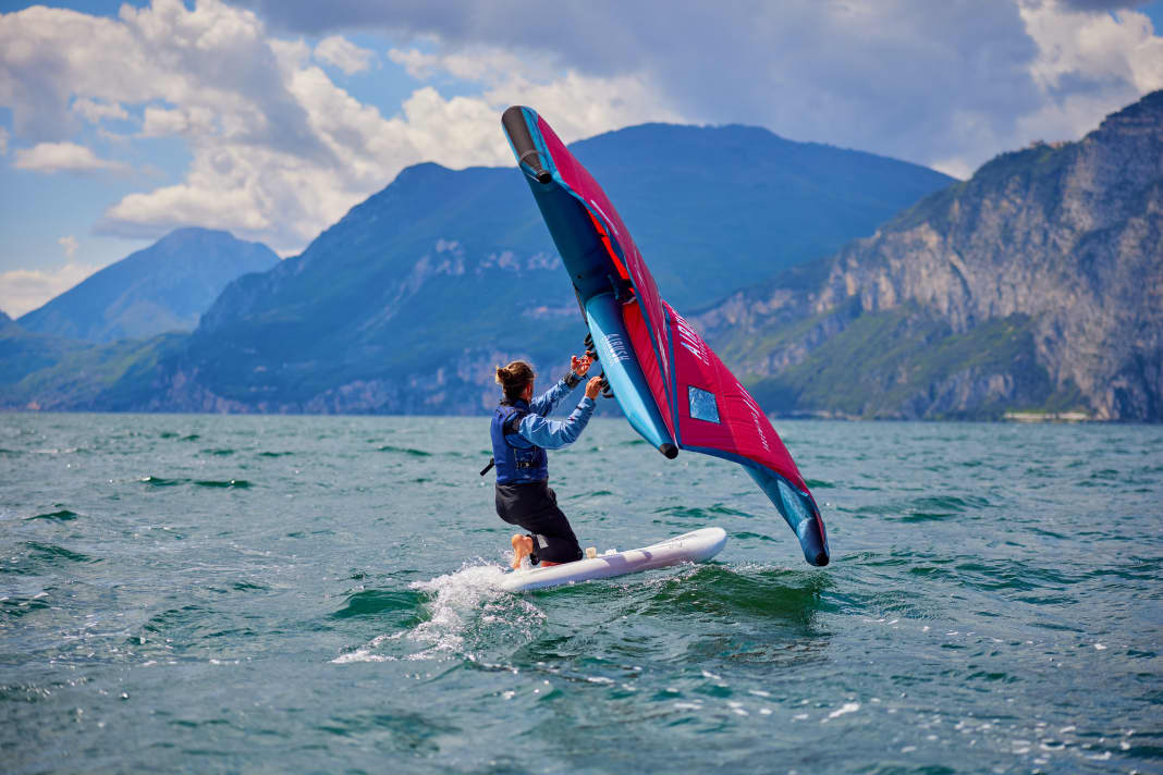 In der beeindruckenden Kulisse am Gardasee schult Stickl Wingsurf-Einsteiger- und -Fortgeschrittene