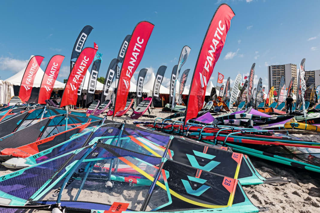 Im Fokus steht das Windsurfen, allerdings haben viele Marken auch Wing-Material dabei
