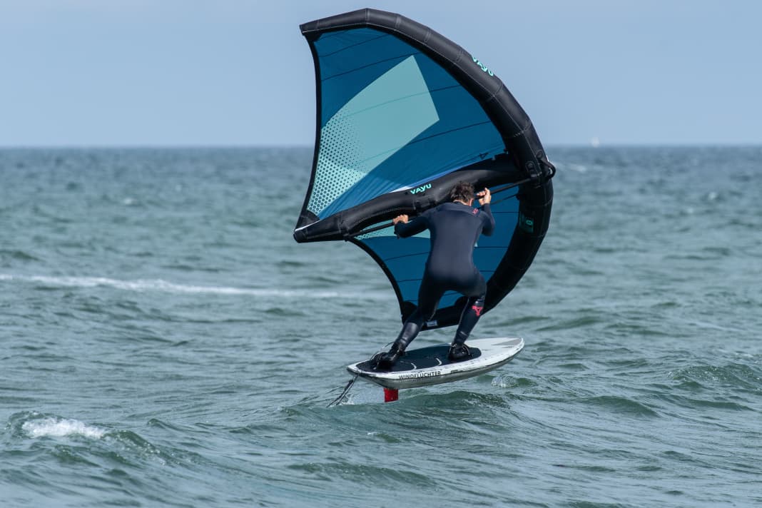 The legs play the role of shock absorbers - when crossing waves, lull slightly, bend your knees and lift the bow slightly by applying light pressure to the stern...
