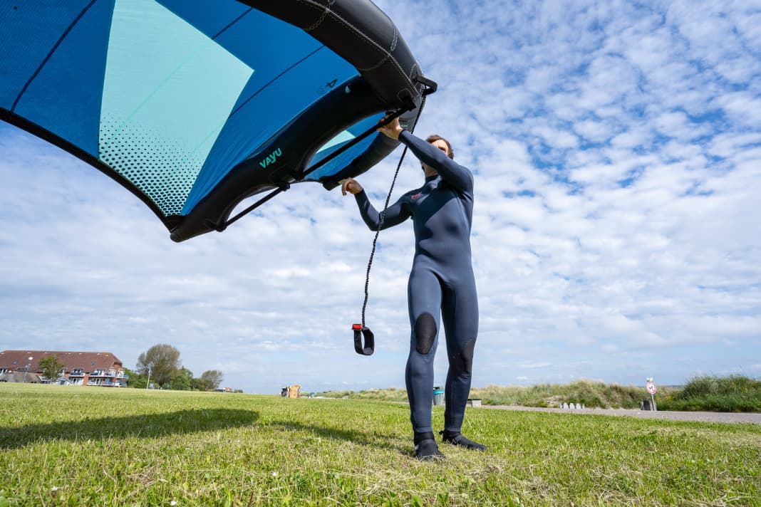 1st approach in the goofy foot position. Release the rear hand from the wing...