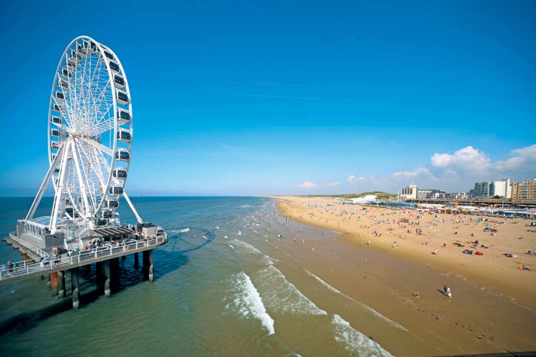 Freie Sicht über die Nordsee und den Strand von Scheveningen bietet das fünfzig Meter hohe Riesenrad Skyview de Pier an seinem einmaligen Standort auf der Seebrücke
