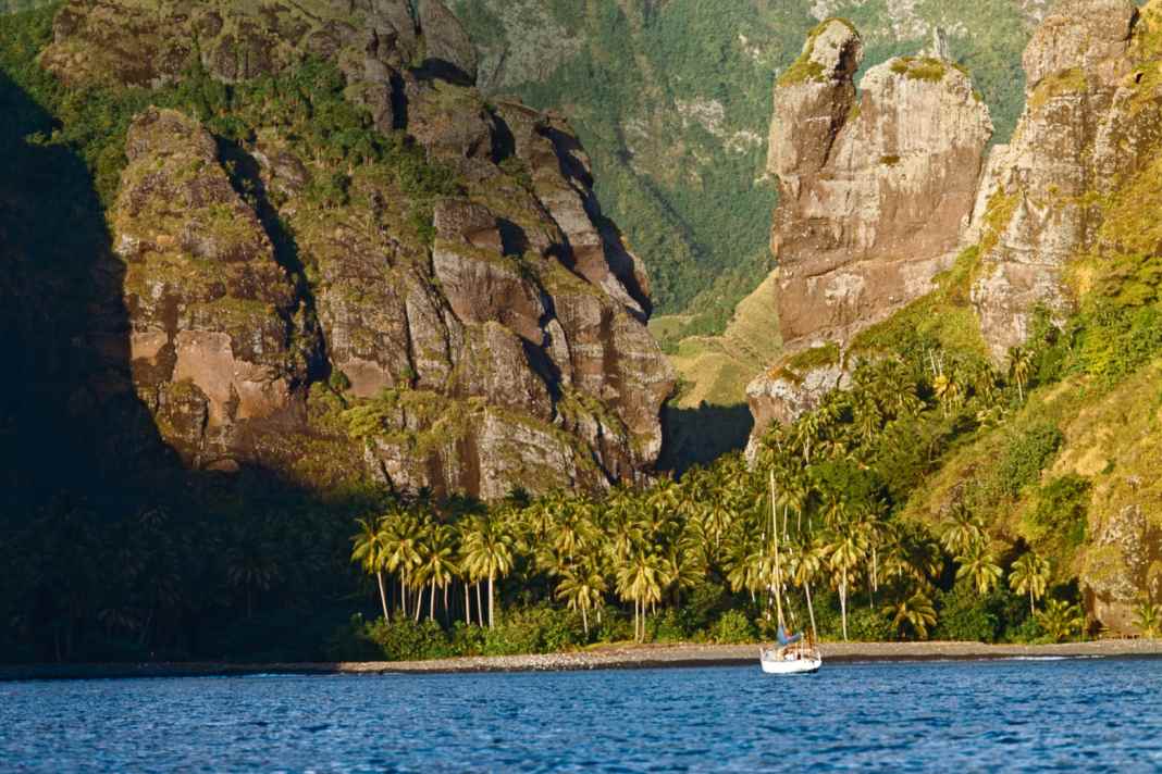 Ein Bild, mit dem der Autor Schenk Südseeträume weckte: Seine „Thalassa“ vor Fatu Hiva, Marquesas.