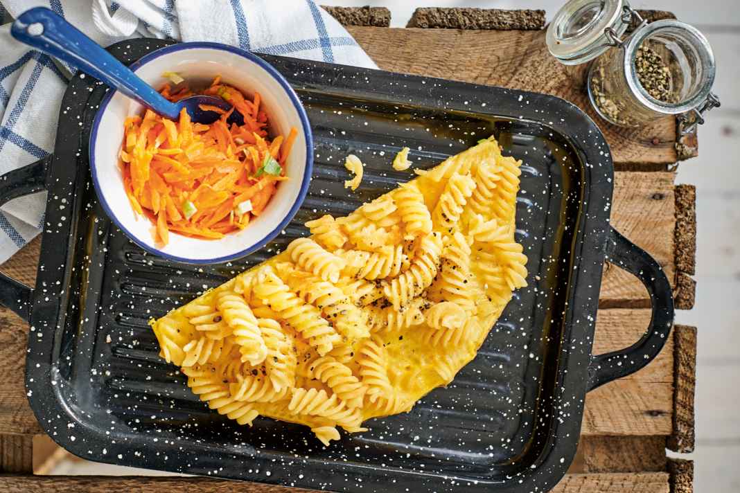 Frittata di pasta con insalata di carote.