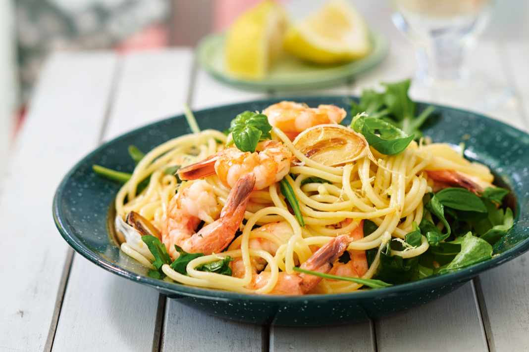Spaghetti con gamberetti, rucola e limone.