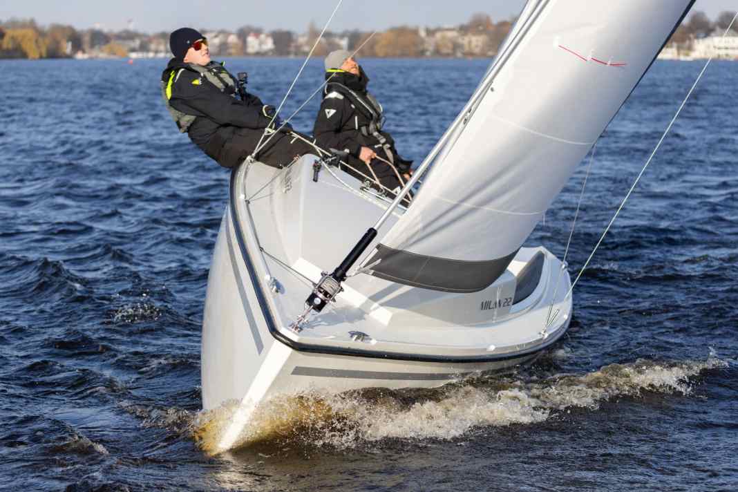 Test run with the Milan 22 in sunshine and a nice breeze. In summer, Hamburg's Outer Alster would be overcrowded with water sports enthusiasts in such conditions, but at the end of November we were the only boat.