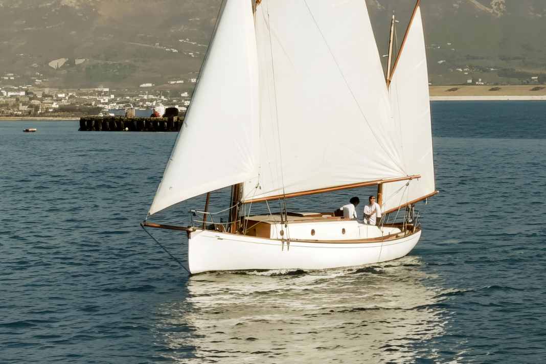 L'"Islander" di fronte alla Table Mountain di Città del Capo.