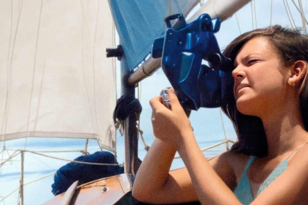 Die Standortbestimmung auf dem Ozean erfolgt im Jahr 1971 astronomisch. Walker bei der Arbeit mit ihrem Sextanten.