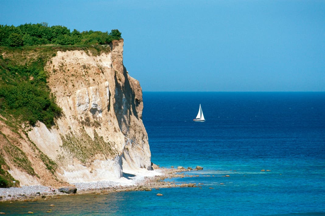 Imposing chalk cliffs instead of paradisiacal sandy beaches. In the Baltic Sea, landscapes such as the cliffs of Rügen are impressive