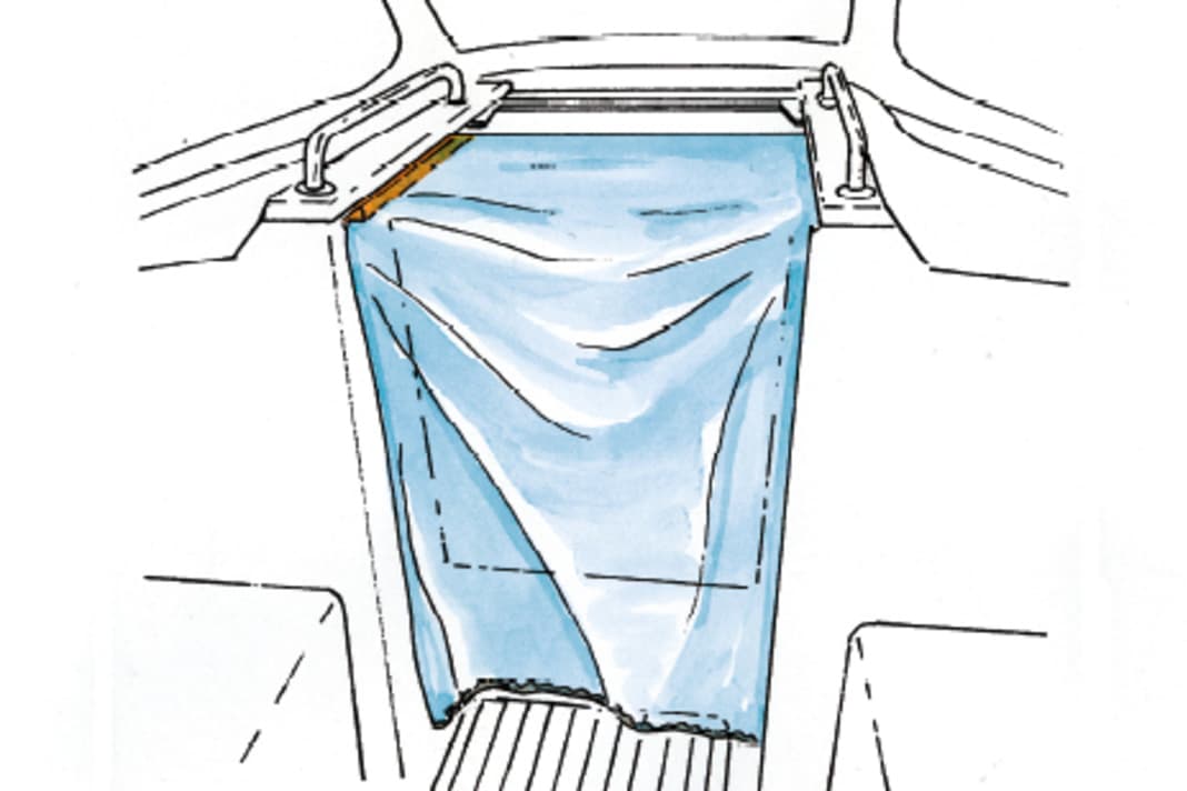 Simpler Schutz: Kaum neigt sich der Sommertag dem Ende entgegen, kommen auch schon die Mücken, die kleinen Plagegeister. Während sich  Fenster und Luken gut vor den Blutsaugern schützen lassen, ist der Niedergang eine wahre Einflugschneise. Mit einem Stück Gardinenstoff, zwei zur Länge der Schiebeluk­führung passenden Holzleisten und ein wenig Bleischnur haben wir Abhilfe geschaffen. Die Holzleisten werden einfach an die  Gardine getackert und auf beiden Seiten hinter die Führungsschienen des Schiebeluks gehakt. Die Bleischnur am unteren Saum hält das Gitter an Ort und Stelle.  Diana Mehl, Jüchen