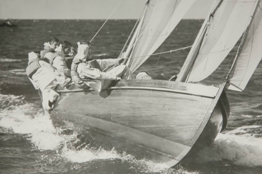 Youth travelling cutter on the Elbe